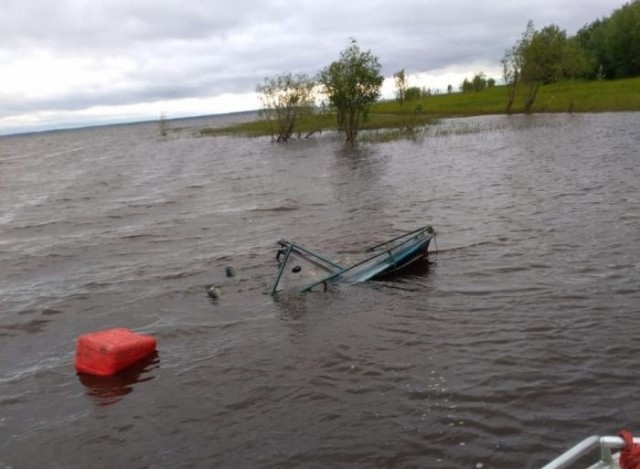 На реке в ХМАО перевернулась лодка, один человек пропал без вести