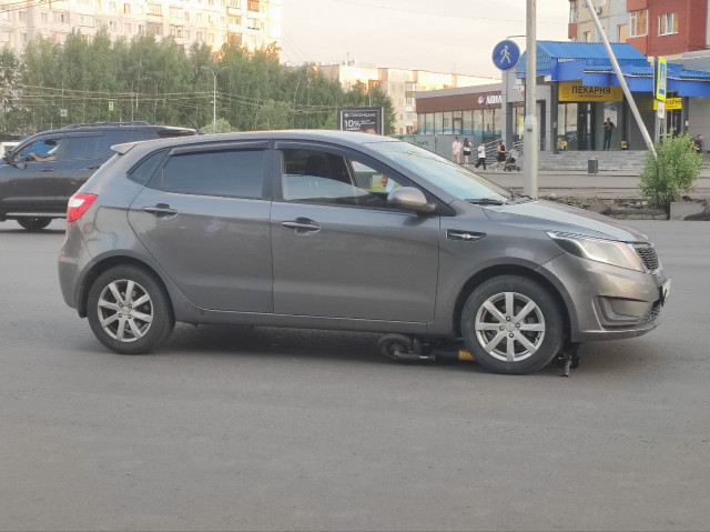 В Сургуте самокатчик влетел под машину и попал в больницу В Сургуте самокатчик влетел под машину и попал в больницу