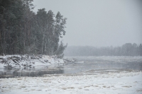 В Сургуте водолазы возобновили поиски пропавшего на Черной реке дайвера