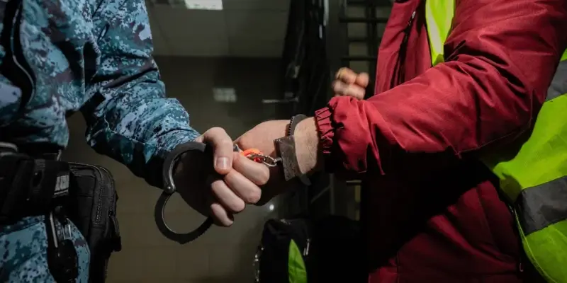 Почти 1,5 тысячи мигрантов депортировали из ХМАО за пределы России. Эксклюзивные кадры