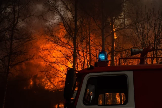 Ночью в Нижневартовске взорвался автомобиль, огонь перекинулся на соседнее авто