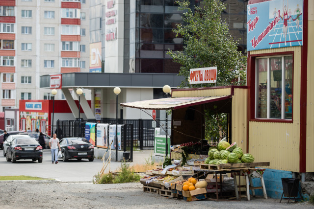 В Сургуте продавцы овощного ларька захватили территорию возле многоквартирного дома В Сургуте продавцы овощного ларька захватили территорию возле многоквартирного дома