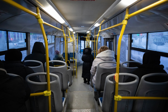 Женщина упала в автобусе и заработала 250 тысяч в ХМАО