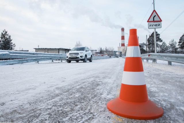 На оживленной трассе в Сургутском районе ограничили движение из-за метели