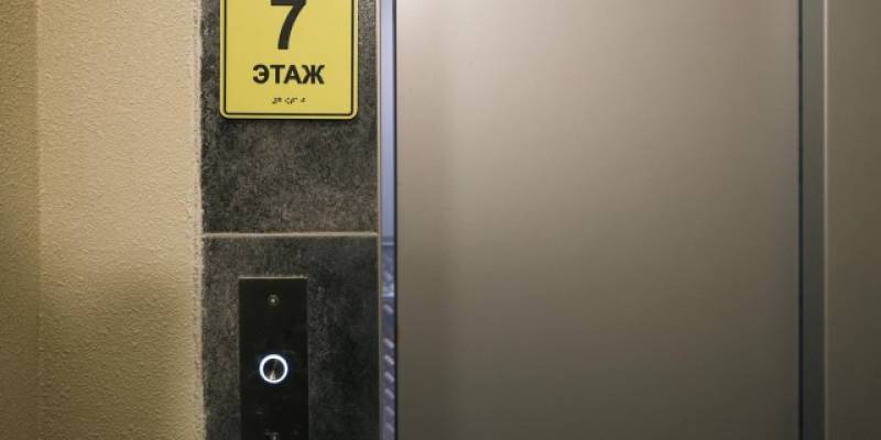 Лифт с пассажиром рухнул в жилом доме в Нижневартовске