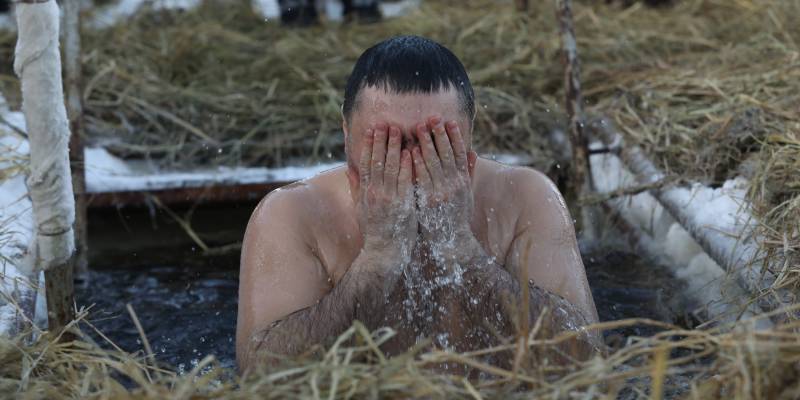 Монах-реаниматолог объяснил, каким людям категорически нельзя купаться в Крещение