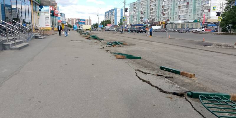 В центре Сургута рабочие сносят последние легендарные «поросячьи» заборы