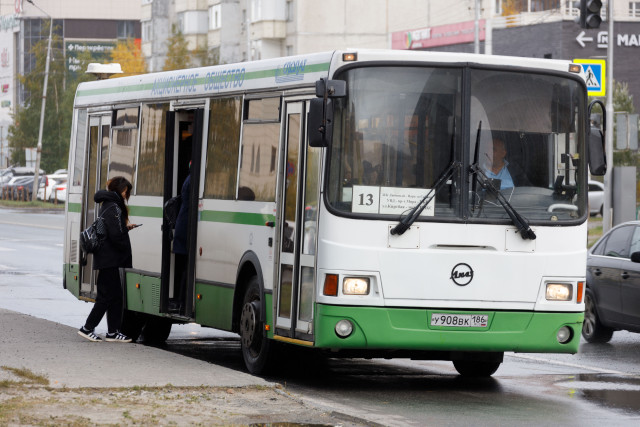 В ХМАО детская коляска с ребенком внутри опрокинулась в автобусе В ХМАО детская коляска с ребенком внутри опрокинулась в автобусе