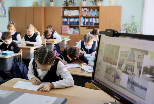 В ХМАО учителя уволили из кадетской школы за интерес к фото девочек и жесткие наказания В ХМАО учителя уволили из кадетской школы за интерес к фото девочек и жесткие наказания