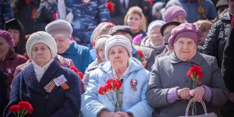 Жители Сургутского района могут купить значок красной гвоздики и помочь ветеранам