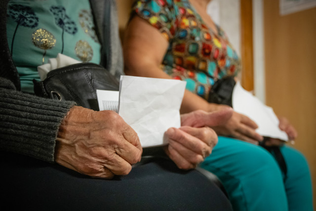 В ХМАО мошенники хотели обмануть пенсионерку, но она их перехитрила