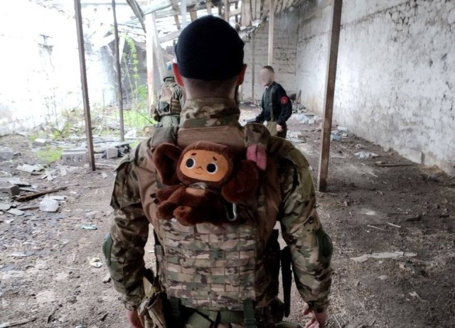Военнослужащий из ХМАО в зоне СВО обзавелся талисманом-Чебурашкой Военнослужащий из ХМАО в зоне СВО обзавелся талисманом-Чебурашкой