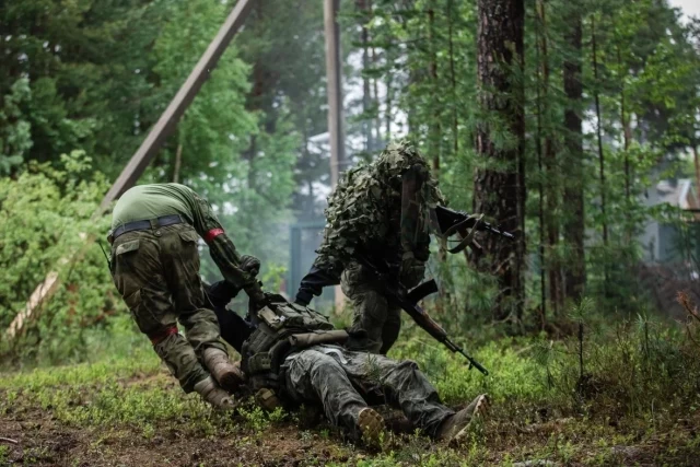 Боец из ХМАО сам оказал себе помощь после потери ноги и дождался своих