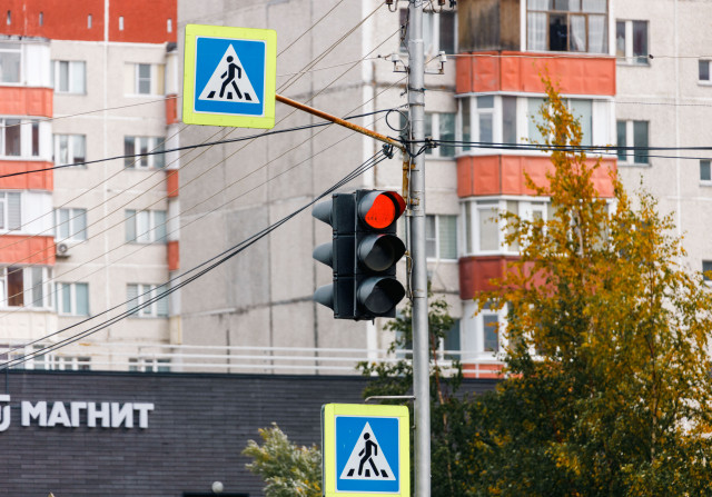 В Сургуте 8-летняя девочка выбежала на дорогу на красный свет и угодила под колеса автомобиля В Сургуте 8-летняя девочка выбежала на дорогу на красный свет и угодила под колеса автомобиля
