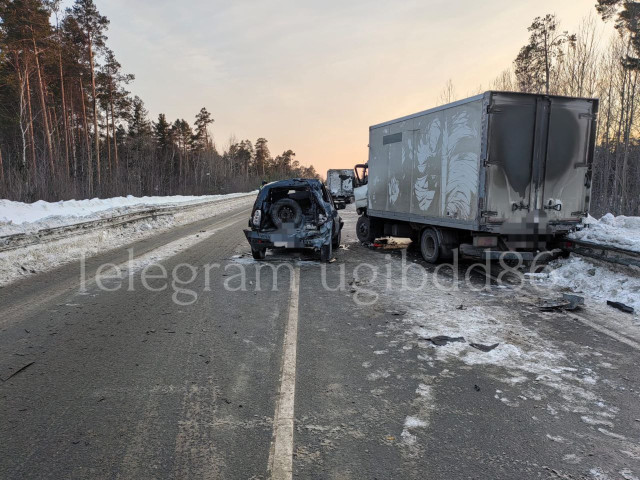 На трассе в ХМАО произошла жесткая авария с большегрузом. Есть пострадавшие