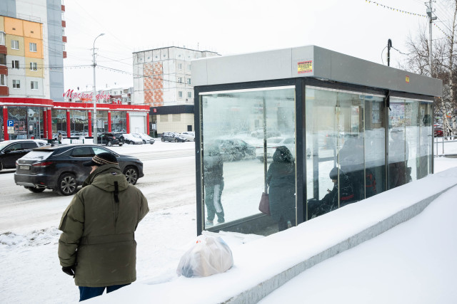 Почему в теплых остановках холодно: неожиданный ответ дали в мэрии Сургута