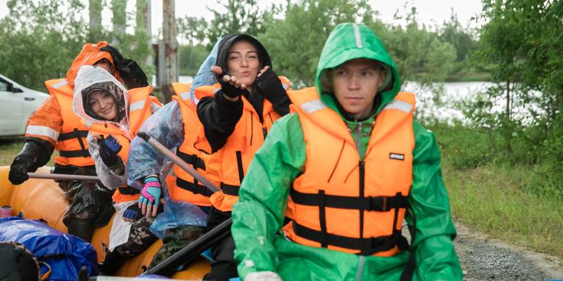 В ХМАО жители пять часов сплавлялись на лодках под дождем