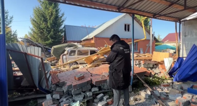 В ХМАО из-за газа обрушился гараж