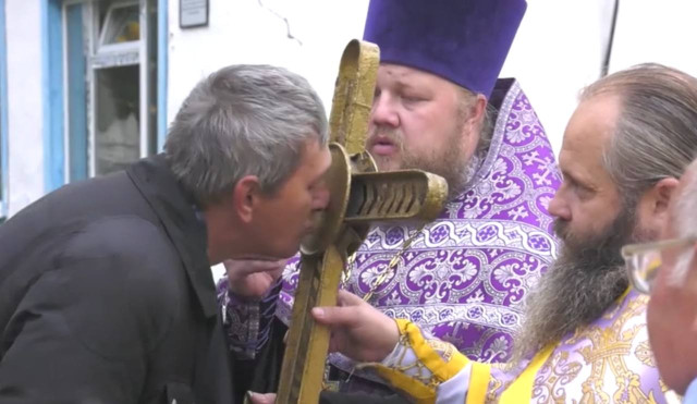 Спасенный крест времен гонений на веру передан церкви в ХМАО