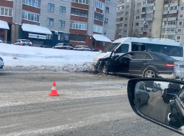 В Сургуте водитель Mercedes попал в двойное ДТП и скрылся с места происшествия