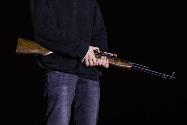 На Ямале пьяный мужчина выстрелил в спину своему товарищу