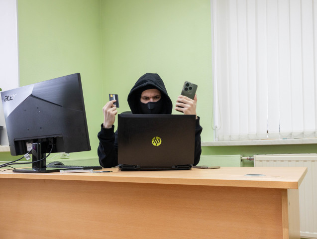 Новая схема: мошенники обманывают жителей ХМАО с помощью ИИ