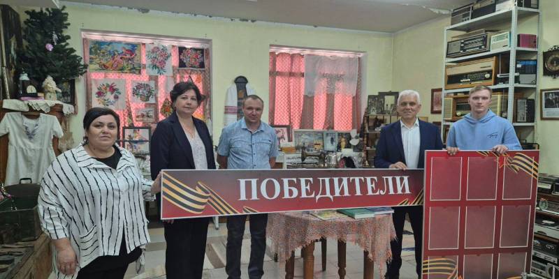 Новые стенды для музея Сытоминской школы переданы при поддержке «Единой России»