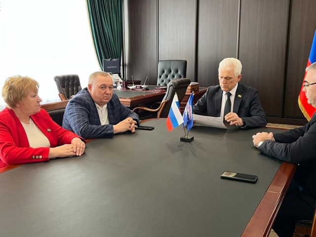 Партийный десант оценил ход строительства жилых домов в Лянторе Партийный десант оценил ход строительства жилых домов в Лянторе