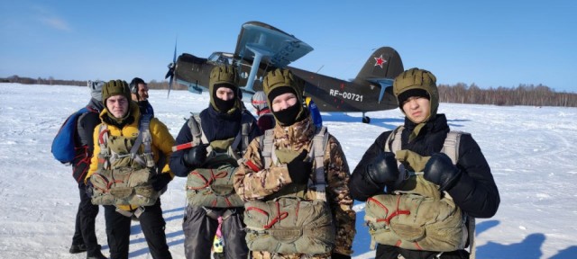 Школьники Сургутского района ездили в Ялуторовск прыгать с парашютом