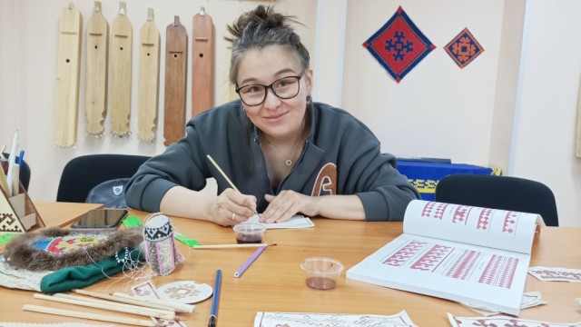 В Русскинской прошел уникальный мастер-класс по ремеслам коренных народов