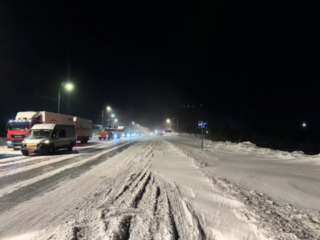 В ХМАО из снежного плена спасли колонну автомобилей