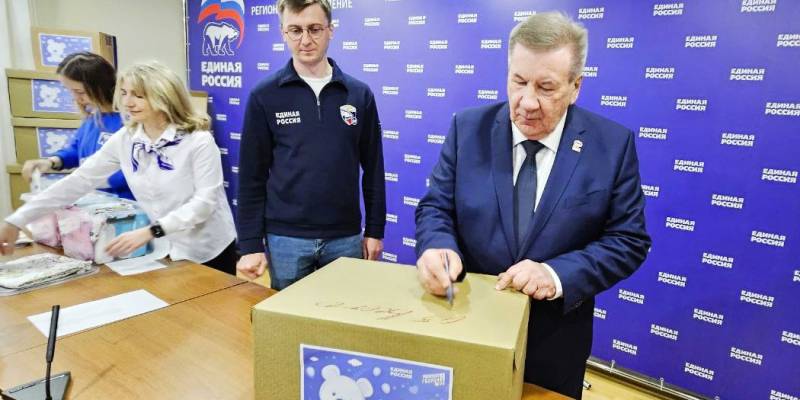 Борис Хохряков: Партийцы отправили из Югры в Макеевку около 2 тонн груза с подарочными наборами