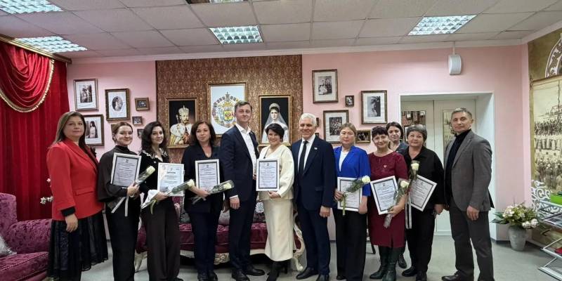 В Белом Яре и Солнечном поздравили педагогов с Днём учителя В Белом Яре и Солнечном поздравили педагогов с Днём учителя