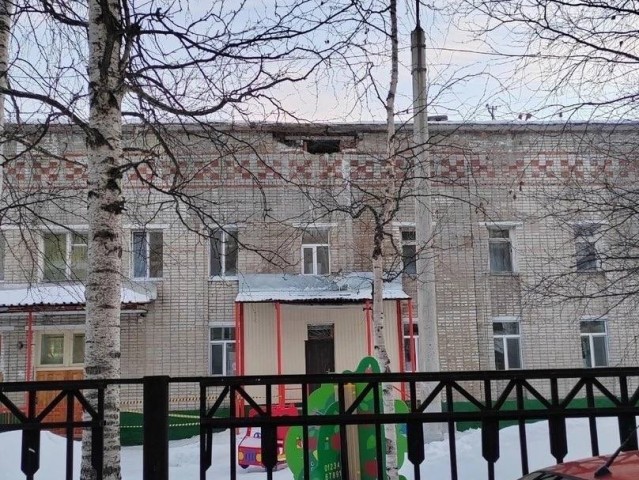 В Югре в стене детского сада образовалась дыра из-за обрушения фасада