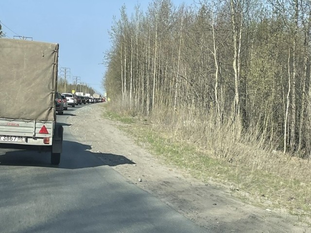 Водители застряли в многокилометровой пробке на объездной от Сургута до Солнечного