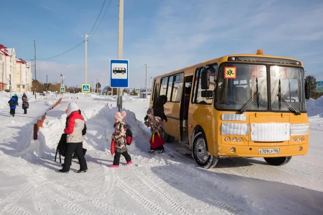 В СК проверят, почему дети из дачных кооперативов Сургута в мороз сами добираются до школы