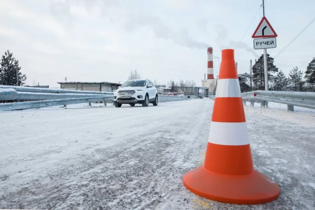 В Сургутском районе из-за гололеда ограничили движение на дорогах