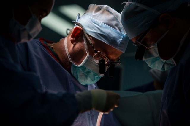 В ХМАО ищут хирурга на зарплату в 900 тысяч рублей