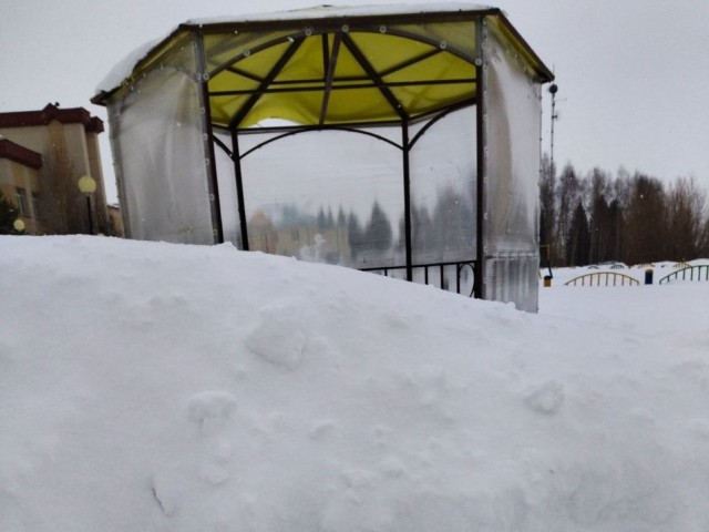В Сургутском районе освободили из снежного плена автобусную остановку