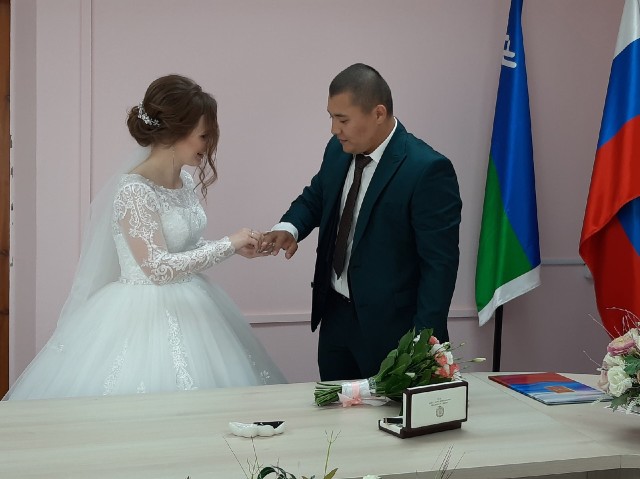В Сургутском районе почти полсотни пар поженились перед мобилизацией