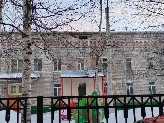 В Нижневартовске приступили к ремонту детсада, на фасаде которого образовалась огромная дыра