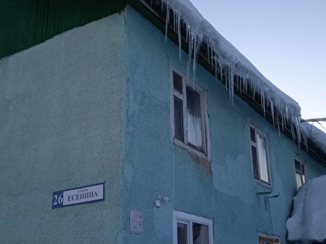 В Сургутском районе жалуются на свисающие с крыш глыбы льда