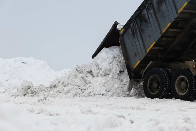 В Сургуте устроили незаконный снежный полигон в районе ЖД