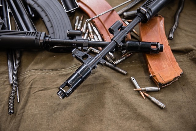 Школы Сургута закупились оружием и армейскими плакатами