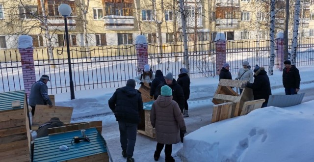 Чиновники Сургутского района изготовили 15 будок для бездомных собак