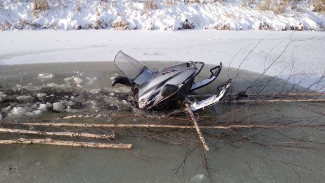 В ХМАО водитель снегохода провалился под лед на автозимнике