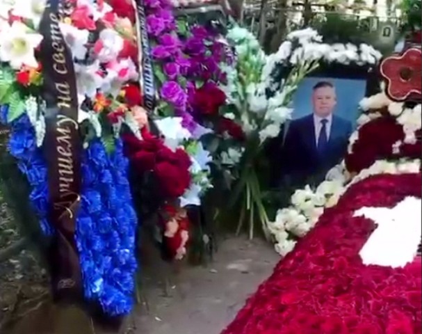 Жители Мегиона через неделю после похорон мэра Дейнеки продолжают нести цветы Жители Мегиона через неделю после похорон мэра Дейнеки продолжают нести цветы