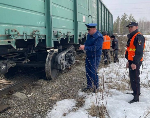 В Сургуте сошли с рельсов два вагона со щебнем В Сургуте сошли с рельсов два вагона со щебнем