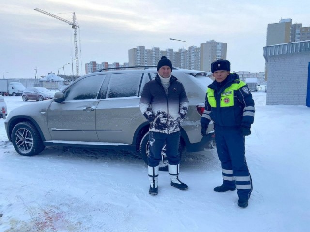 Полицейские Сургута спасают замерзающих на трассах водителей Полицейские Сургута спасают замерзающих на трассах водителей
