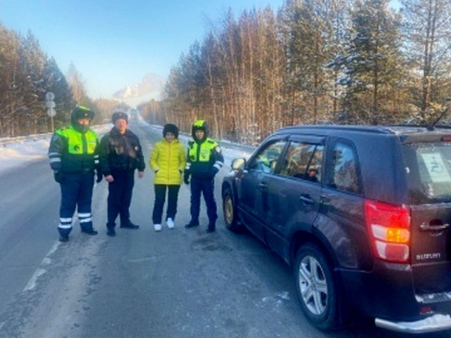 В ХМАО полицейские поменяли колесо автомобиля замерзающей на трассе женщине В ХМАО полицейские поменяли колесо автомобиля замерзающей на трассе женщине